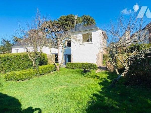 Maison construite en 1948, en pierre sous ardoises, composée au rez-de-chaussée surélevé:  Vest...