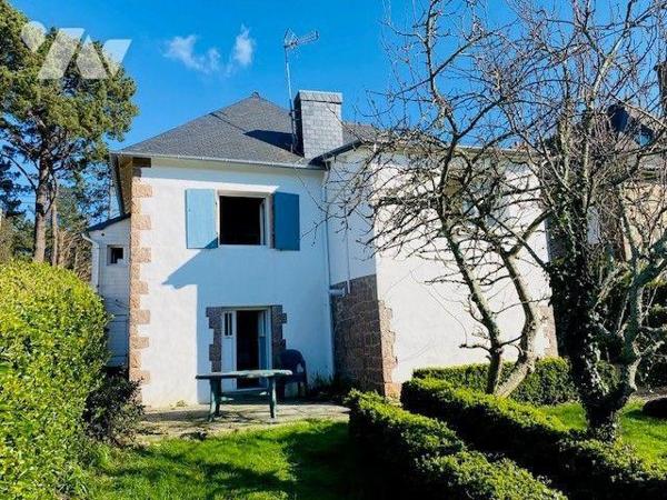 Maison construite en 1948, en pierre sous ardoises, composée au rez-de-chaussée surélevé:  Vest...