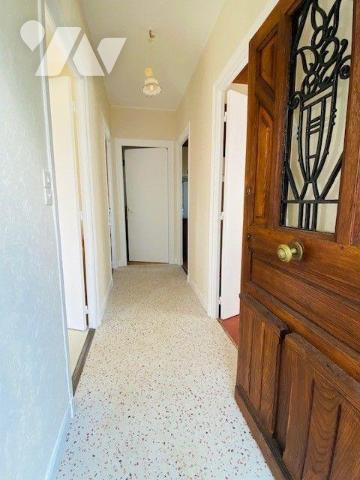 Maison construite en 1948, en pierre sous ardoises, composée au rez-de-chaussée surélevé:  Vest...