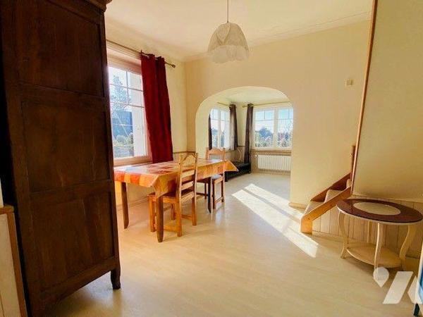 Maison construite en 1948, en pierre sous ardoises, composée au rez-de-chaussée surélevé:  Vest...