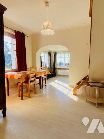 Maison construite en 1948, en pierre sous ardoises, composée au rez-de-chaussée surélevé:  Vest...