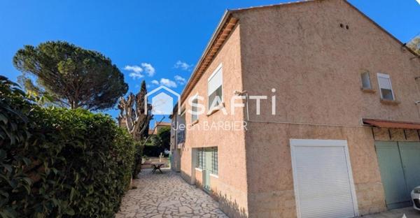 EN EXCLUSIVITÉ, a Toulon Ouest, secteur des Routes, sur une parcelle de terrain d'environ 700m², maison traditionnelle élevée d'un étage de 110 m² habitables et rez de jardin avec cuisine d'été, double garage, atelier et piscine.