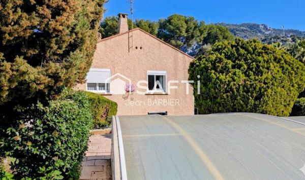 EN EXCLUSIVITÉ, a Toulon Ouest, secteur des Routes, sur une parcelle de terrain d'environ 700m², maison traditionnelle élevée d'un étage de 110 m² habitables et rez de jardin avec cuisine d'été, double garage, atelier et piscine.