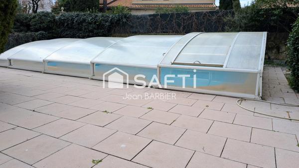 EN EXCLUSIVITÉ, a Toulon Ouest, secteur des Routes, sur une parcelle de terrain d'environ 700m², maison traditionnelle élevée d'un étage de 110 m² habitables et rez de jardin avec cuisine d'été, double garage, atelier et piscine.