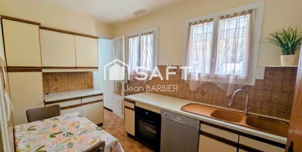 EN EXCLUSIVITÉ, a Toulon Ouest, secteur des Routes, sur une parcelle de terrain d'environ 700m², maison traditionnelle élevée d'un étage de 110 m² habitables et rez de jardin avec cuisine d'été, double garage, atelier et piscine.