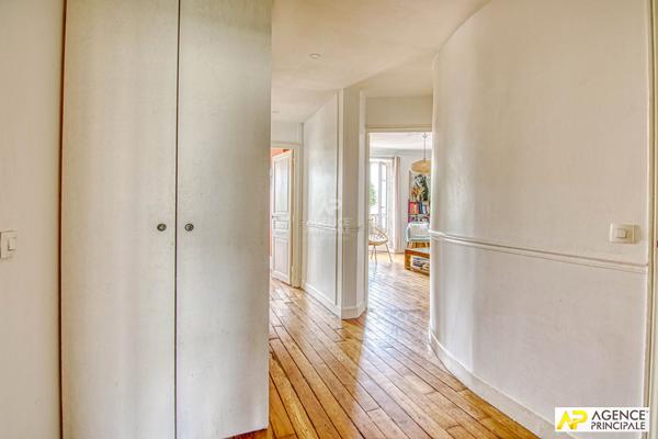 Versailles Notre-Dame Appartement 4 pièces 76 m² situé au 3ème étage avec cave €630 000 ** - Référence 27863