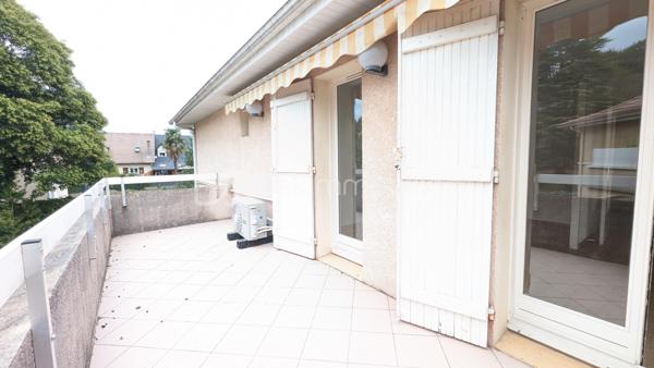Idéalement situé en retrait de route, sur le secteur recherché de l'hippodrome de Pau, cet appartement est situé au dernier étage d'une résidence à taille humaine de seulement six logements. 
Le calme du quartier et la tranquillité de la copropriété en font un cadre de vie privilégié.

L'entrée aménagée avec un placard amène à un salon double baigné de lumière, ouvert sur une terrasse où profiter des beaux jours et équipé de la climatisation pour un confort toute l'année. 
La cuisine séparée, entièrement équipée et aménagée, communique avec la pièce de vie, facilitant le quotidien sans isoler celle-ci.

Côté nuit, un dégagement doté d'un grand placard dessert deux chambres ainsi qu'une salle d'eau avec douche à l'italienne et sèche-serviette. 
Un cellier-dressing avec fenêtre vient compléter l'ensemble et offre un rangement supplémentaire.

L'appartement bénéficie enfin d'une place de parking privative et d'un garage, deux atouts qui simplifient la vie au quotidien et sécurisent votre stationnement. 
Le DPE classé C confirme une bonne performance énergétique.

Un bien qui coche toutes les cases pour qui cherche calme, espace et praticité à deux pas des commodités. 
Les biens de ce type sur ce secteur se font rares, contactez-moi pour échanger sur votre recherche.


Selon la règlementation en vigueur une pièce d'identité et une attestation de financement seront demandées avant visite.