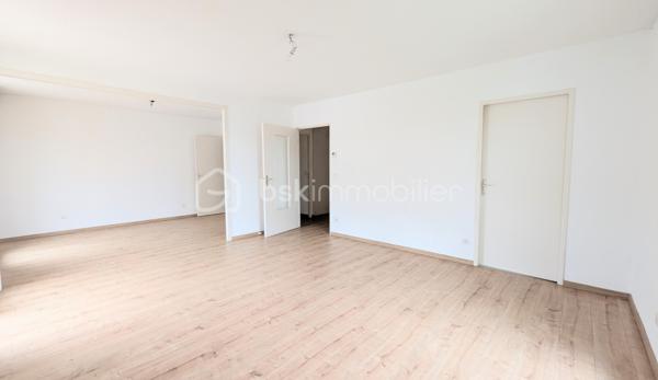 Idéalement situé en retrait de route, sur le secteur recherché de l'hippodrome de Pau, cet appartement est situé au dernier étage d'une résidence à taille humaine de seulement six logements. 
Le calme du quartier et la tranquillité de la copropriété en font un cadre de vie privilégié.

L'entrée aménagée avec un placard amène à un salon double baigné de lumière, ouvert sur une terrasse où profiter des beaux jours et équipé de la climatisation pour un confort toute l'année. 
La cuisine séparée, entièrement équipée et aménagée, communique avec la pièce de vie, facilitant le quotidien sans isoler celle-ci.

Côté nuit, un dégagement doté d'un grand placard dessert deux chambres ainsi qu'une salle d'eau avec douche à l'italienne et sèche-serviette. 
Un cellier-dressing avec fenêtre vient compléter l'ensemble et offre un rangement supplémentaire.

L'appartement bénéficie enfin d'une place de parking privative et d'un garage, deux atouts qui simplifient la vie au quotidien et sécurisent votre stationnement. 
Le DPE classé C confirme une bonne performance énergétique.

Un bien qui coche toutes les cases pour qui cherche calme, espace et praticité à deux pas des commodités. 
Les biens de ce type sur ce secteur se font rares, contactez-moi pour échanger sur votre recherche.


Selon la règlementation en vigueur une pièce d'identité et une attestation de financement seront demandées avant visite.