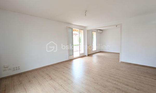 Idéalement situé en retrait de route, sur le secteur recherché de l'hippodrome de Pau, cet appartement est situé au dernier étage d'une résidence à taille humaine de seulement six logements. 
Le calme du quartier et la tranquillité de la copropriété en font un cadre de vie privilégié.

L'entrée aménagée avec un placard amène à un salon double baigné de lumière, ouvert sur une terrasse où profiter des beaux jours et équipé de la climatisation pour un confort toute l'année. 
La cuisine séparée, entièrement équipée et aménagée, communique avec la pièce de vie, facilitant le quotidien sans isoler celle-ci.

Côté nuit, un dégagement doté d'un grand placard dessert deux chambres ainsi qu'une salle d'eau avec douche à l'italienne et sèche-serviette. 
Un cellier-dressing avec fenêtre vient compléter l'ensemble et offre un rangement supplémentaire.

L'appartement bénéficie enfin d'une place de parking privative et d'un garage, deux atouts qui simplifient la vie au quotidien et sécurisent votre stationnement. 
Le DPE classé C confirme une bonne performance énergétique.

Un bien qui coche toutes les cases pour qui cherche calme, espace et praticité à deux pas des commodités. 
Les biens de ce type sur ce secteur se font rares, contactez-moi pour échanger sur votre recherche.


Selon la règlementation en vigueur une pièce d'identité et une attestation de financement seront demandées avant visite.