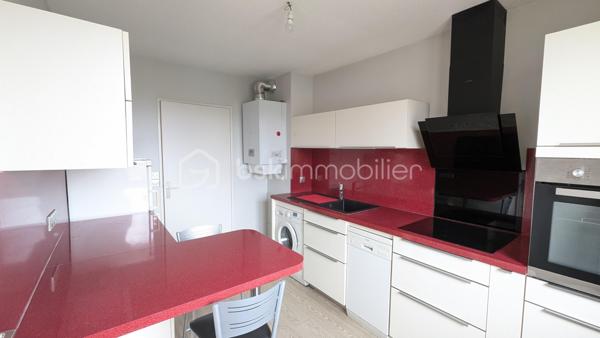 Idéalement situé en retrait de route, sur le secteur recherché de l'hippodrome de Pau, cet appartement est situé au dernier étage d'une résidence à taille humaine de seulement six logements. 
Le calme du quartier et la tranquillité de la copropriété en font un cadre de vie privilégié.

L'entrée aménagée avec un placard amène à un salon double baigné de lumière, ouvert sur une terrasse où profiter des beaux jours et équipé de la climatisation pour un confort toute l'année. 
La cuisine séparée, entièrement équipée et aménagée, communique avec la pièce de vie, facilitant le quotidien sans isoler celle-ci.

Côté nuit, un dégagement doté d'un grand placard dessert deux chambres ainsi qu'une salle d'eau avec douche à l'italienne et sèche-serviette. 
Un cellier-dressing avec fenêtre vient compléter l'ensemble et offre un rangement supplémentaire.

L'appartement bénéficie enfin d'une place de parking privative et d'un garage, deux atouts qui simplifient la vie au quotidien et sécurisent votre stationnement. 
Le DPE classé C confirme une bonne performance énergétique.

Un bien qui coche toutes les cases pour qui cherche calme, espace et praticité à deux pas des commodités. 
Les biens de ce type sur ce secteur se font rares, contactez-moi pour échanger sur votre recherche.


Selon la règlementation en vigueur une pièce d'identité et une attestation de financement seront demandées avant visite.