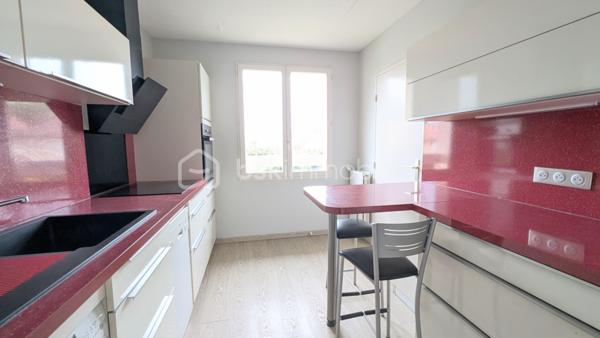 Idéalement situé en retrait de route, sur le secteur recherché de l'hippodrome de Pau, cet appartement est situé au dernier étage d'une résidence à taille humaine de seulement six logements. 
Le calme du quartier et la tranquillité de la copropriété en font un cadre de vie privilégié.

L'entrée aménagée avec un placard amène à un salon double baigné de lumière, ouvert sur une terrasse où profiter des beaux jours et équipé de la climatisation pour un confort toute l'année. 
La cuisine séparée, entièrement équipée et aménagée, communique avec la pièce de vie, facilitant le quotidien sans isoler celle-ci.

Côté nuit, un dégagement doté d'un grand placard dessert deux chambres ainsi qu'une salle d'eau avec douche à l'italienne et sèche-serviette. 
Un cellier-dressing avec fenêtre vient compléter l'ensemble et offre un rangement supplémentaire.

L'appartement bénéficie enfin d'une place de parking privative et d'un garage, deux atouts qui simplifient la vie au quotidien et sécurisent votre stationnement. 
Le DPE classé C confirme une bonne performance énergétique.

Un bien qui coche toutes les cases pour qui cherche calme, espace et praticité à deux pas des commodités. 
Les biens de ce type sur ce secteur se font rares, contactez-moi pour échanger sur votre recherche.


Selon la règlementation en vigueur une pièce d'identité et une attestation de financement seront demandées avant visite.