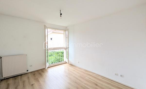 Idéalement situé en retrait de route, sur le secteur recherché de l'hippodrome de Pau, cet appartement est situé au dernier étage d'une résidence à taille humaine de seulement six logements. 
Le calme du quartier et la tranquillité de la copropriété en font un cadre de vie privilégié.

L'entrée aménagée avec un placard amène à un salon double baigné de lumière, ouvert sur une terrasse où profiter des beaux jours et équipé de la climatisation pour un confort toute l'année. 
La cuisine séparée, entièrement équipée et aménagée, communique avec la pièce de vie, facilitant le quotidien sans isoler celle-ci.

Côté nuit, un dégagement doté d'un grand placard dessert deux chambres ainsi qu'une salle d'eau avec douche à l'italienne et sèche-serviette. 
Un cellier-dressing avec fenêtre vient compléter l'ensemble et offre un rangement supplémentaire.

L'appartement bénéficie enfin d'une place de parking privative et d'un garage, deux atouts qui simplifient la vie au quotidien et sécurisent votre stationnement. 
Le DPE classé C confirme une bonne performance énergétique.

Un bien qui coche toutes les cases pour qui cherche calme, espace et praticité à deux pas des commodités. 
Les biens de ce type sur ce secteur se font rares, contactez-moi pour échanger sur votre recherche.


Selon la règlementation en vigueur une pièce d'identité et une attestation de financement seront demandées avant visite.
