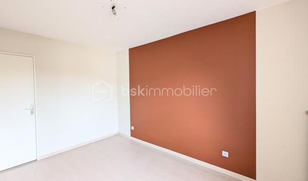 Idéalement situé en retrait de route, sur le secteur recherché de l'hippodrome de Pau, cet appartement est situé au dernier étage d'une résidence à taille humaine de seulement six logements. 
Le calme du quartier et la tranquillité de la copropriété en font un cadre de vie privilégié.

L'entrée aménagée avec un placard amène à un salon double baigné de lumière, ouvert sur une terrasse où profiter des beaux jours et équipé de la climatisation pour un confort toute l'année. 
La cuisine séparée, entièrement équipée et aménagée, communique avec la pièce de vie, facilitant le quotidien sans isoler celle-ci.

Côté nuit, un dégagement doté d'un grand placard dessert deux chambres ainsi qu'une salle d'eau avec douche à l'italienne et sèche-serviette. 
Un cellier-dressing avec fenêtre vient compléter l'ensemble et offre un rangement supplémentaire.

L'appartement bénéficie enfin d'une place de parking privative et d'un garage, deux atouts qui simplifient la vie au quotidien et sécurisent votre stationnement. 
Le DPE classé C confirme une bonne performance énergétique.

Un bien qui coche toutes les cases pour qui cherche calme, espace et praticité à deux pas des commodités. 
Les biens de ce type sur ce secteur se font rares, contactez-moi pour échanger sur votre recherche.


Selon la règlementation en vigueur une pièce d'identité et une attestation de financement seront demandées avant visite.