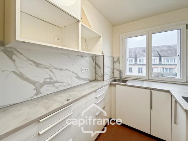 Appartement en excellent état, à louer 2 pièces, 4ème et dernier étage, avec ascenseur et 1 place de parking, à BOISSY SAINT LEGER (94)