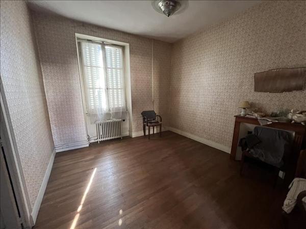 Immeuble 93 415 € Saint-Amand-Montrond 645 m² DPE F