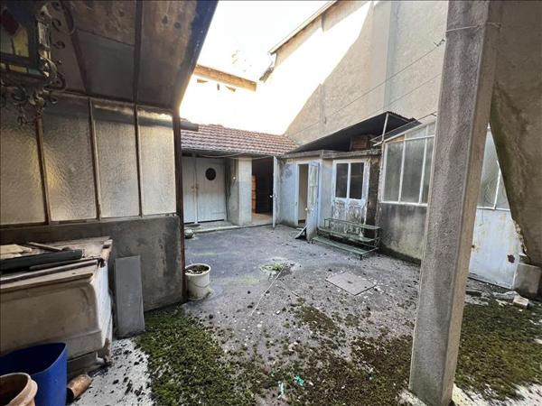 Immeuble 93 415 € Saint-Amand-Montrond 645 m² DPE F