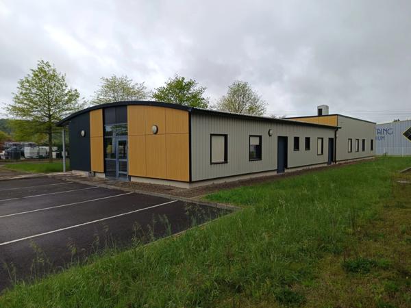 LOCAL COMMERCIAL COMPOSE DE PLUSIEURS ESPACES DE TRAVAIL.