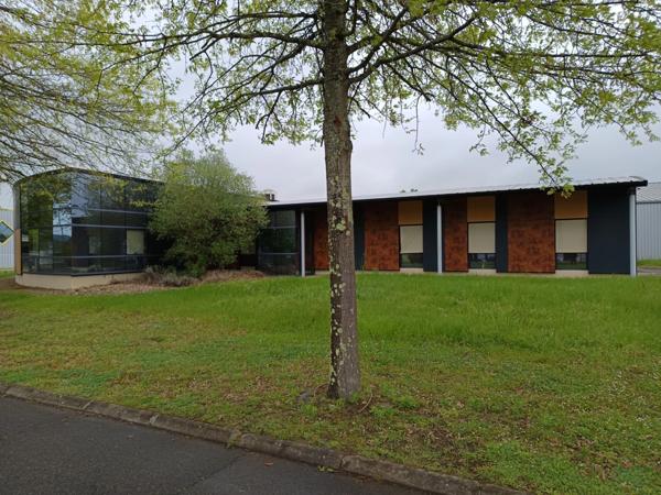 LOCAL COMMERCIAL COMPOSE DE PLUSIEURS ESPACES DE TRAVAIL.