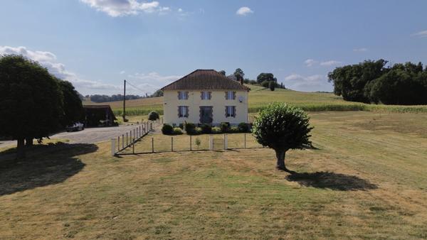 Castelnau-Montratier (46170) Castelnau Montratier Grande Maison Familiale Rénovée avec Granges, Hangar et Terrain