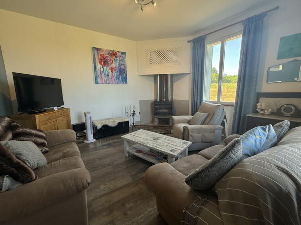 Castelnau-Montratier (46170) Castelnau Montratier Grande Maison Familiale Rénovée avec Granges, Hangar et Terrain