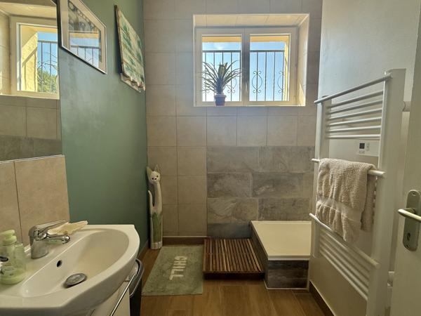 Castelnau-Montratier (46170) Castelnau Montratier Grande Maison Familiale Rénovée avec Granges, Hangar et Terrain