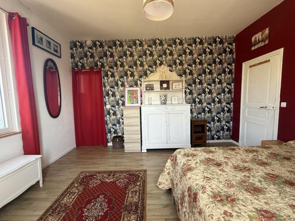 Castelnau-Montratier (46170) Castelnau Montratier Grande Maison Familiale Rénovée avec Granges, Hangar et Terrain