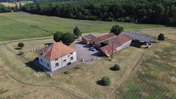 Castelnau-Montratier (46170) Castelnau Montratier Grande Maison Familiale Rénovée avec Granges, Hangar et Terrain