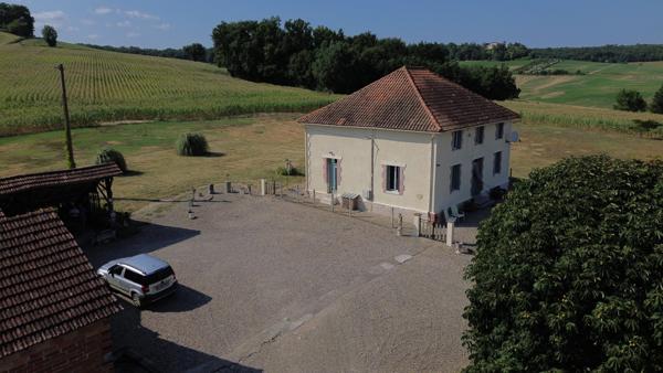 Castelnau-Montratier (46170) Castelnau Montratier Grande Maison Familiale Rénovée avec Granges, Hangar et Terrain