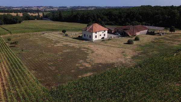 Castelnau-Montratier (46170) Castelnau Montratier Grande Maison Familiale Rénovée avec Granges, Hangar et Terrain