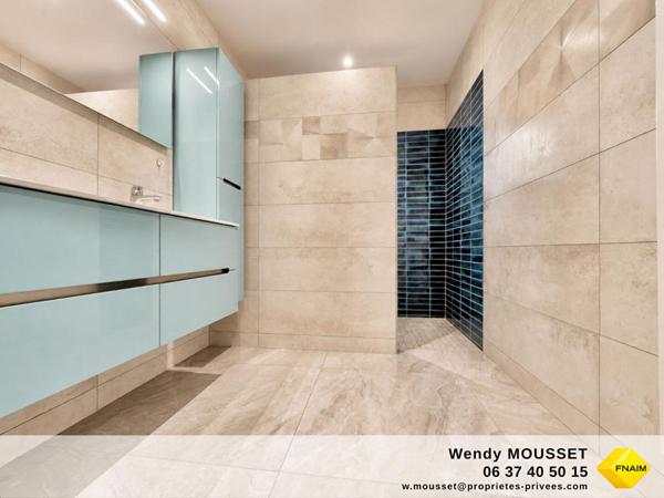 Élégante maison de 243 m² au sol, entièrement rénovée, avec sous-sol complet, aux portes de Vannes