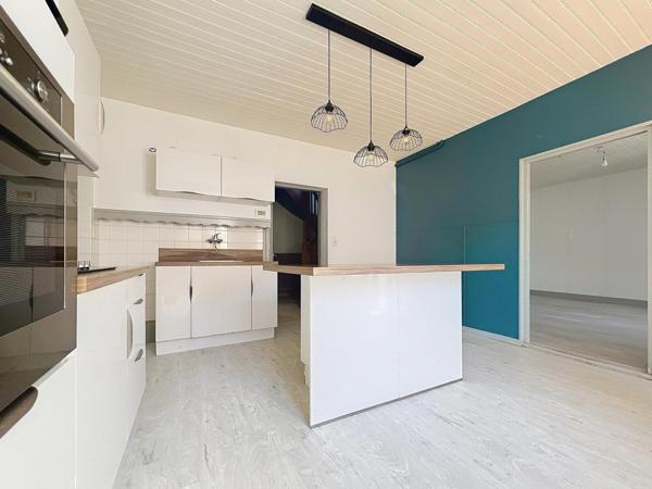 Maison de ville F5 avec dépendances et terrain