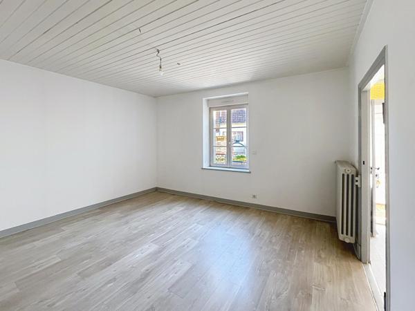 Maison de ville F5 avec dépendances et terrain