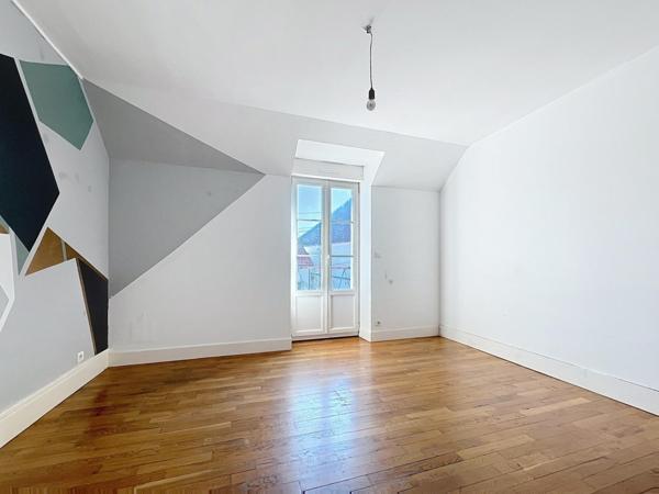 Maison de ville F5 avec dépendances et terrain