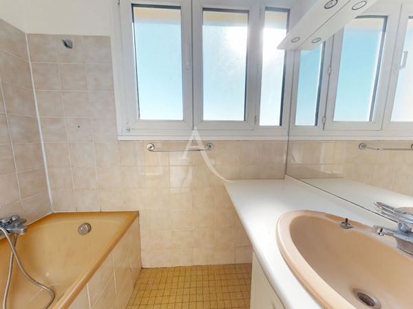 ROSNY-SOUS-BOIS, Appartement DERNIER ÉTAGE, 3 pièces, 66,30m2, CAVE & PARKING