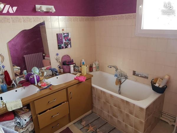 IDEAL FAMILLE NOMBREUSE! Dans un environnement calme et verdoyant à 5 min du centre. Belle pres...