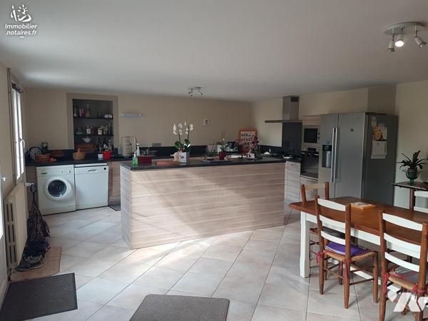 IDEAL FAMILLE NOMBREUSE! Dans un environnement calme et verdoyant à 5 min du centre. Belle pres...