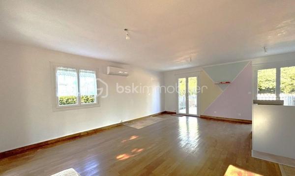 Imaginez-vous…
Dès votre arrivée, une véranda faisant office d'entrée vous accueille. Poussez la porte et découvrez un espace de vie ouvert et chaleureux, où salon et cuisine s’enchaînent naturellement pour des moments conviviaux en famille ou entre amis.

Trois chambres douillettes vous attendent, chacune offrant un cocon de sérénité. La salle d’eau allie modernité et confort  (possibilité d’individualiser les WC pour plus de praticité).
 Et pour répondre à tous vos besoins, une pièce supplémentaire vous laisse libre cours à votre imagination : garage, salle de jeux, bureau, ou même une 4ème chambre…

À l’extérieur, un écrin de nature...
Un terrain clos et arboré de 2700 m² vous offre intimité et espace. Profitez des beaux jours sous l’ombre des arbres, organisez des repas en plein air, ou laissez les enfants s’amuser en toute sécurité. Plusieurs places de stationnement sont disponibles pour vos véhicules et ceux de vos invités.

Un cadre de vie idéal
À seulement 4 km du centre de Périgueux, vous bénéficiez du calme de la campagne tout en restant proche des commodités (écoles, commerces, services). Ici, tout est conçu pour une vie sans contraintes, dans une maison sans étage, adaptée à tous les âges.

Prêt à écrire votre histoire ici ?
Cette maison n’attend plus que vous pour devenir le cœur de vos souvenirs.
Contactez-moi dès aujourd’hui pour une visite et laissez-vous séduire !