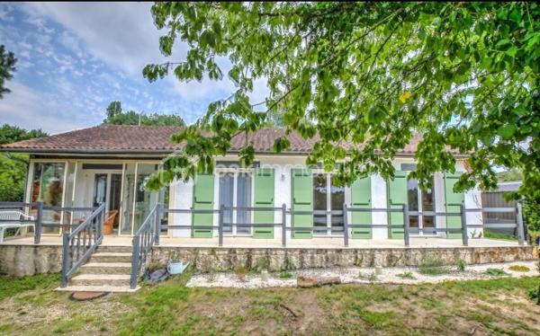 Imaginez-vous…
Dès votre arrivée, une véranda faisant office d'entrée vous accueille. Poussez la porte et découvrez un espace de vie ouvert et chaleureux, où salon et cuisine s’enchaînent naturellement pour des moments conviviaux en famille ou entre amis.

Trois chambres douillettes vous attendent, chacune offrant un cocon de sérénité. La salle d’eau allie modernité et confort  (possibilité d’individualiser les WC pour plus de praticité).
 Et pour répondre à tous vos besoins, une pièce supplémentaire vous laisse libre cours à votre imagination : garage, salle de jeux, bureau, ou même une 4ème chambre…

À l’extérieur, un écrin de nature...
Un terrain clos et arboré de 2700 m² vous offre intimité et espace. Profitez des beaux jours sous l’ombre des arbres, organisez des repas en plein air, ou laissez les enfants s’amuser en toute sécurité. Plusieurs places de stationnement sont disponibles pour vos véhicules et ceux de vos invités.

Un cadre de vie idéal
À seulement 4 km du centre de Périgueux, vous bénéficiez du calme de la campagne tout en restant proche des commodités (écoles, commerces, services). Ici, tout est conçu pour une vie sans contraintes, dans une maison sans étage, adaptée à tous les âges.

Prêt à écrire votre histoire ici ?
Cette maison n’attend plus que vous pour devenir le cœur de vos souvenirs.
Contactez-moi dès aujourd’hui pour une visite et laissez-vous séduire !