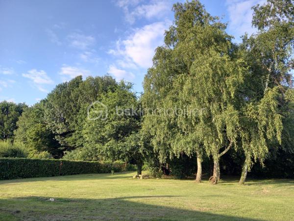 Imaginez-vous…
Dès votre arrivée, une véranda faisant office d'entrée vous accueille. Poussez la porte et découvrez un espace de vie ouvert et chaleureux, où salon et cuisine s’enchaînent naturellement pour des moments conviviaux en famille ou entre amis.

Trois chambres douillettes vous attendent, chacune offrant un cocon de sérénité. La salle d’eau allie modernité et confort  (possibilité d’individualiser les WC pour plus de praticité).
 Et pour répondre à tous vos besoins, une pièce supplémentaire vous laisse libre cours à votre imagination : garage, salle de jeux, bureau, ou même une 4ème chambre…

À l’extérieur, un écrin de nature...
Un terrain clos et arboré de 2700 m² vous offre intimité et espace. Profitez des beaux jours sous l’ombre des arbres, organisez des repas en plein air, ou laissez les enfants s’amuser en toute sécurité. Plusieurs places de stationnement sont disponibles pour vos véhicules et ceux de vos invités.

Un cadre de vie idéal
À seulement 4 km du centre de Périgueux, vous bénéficiez du calme de la campagne tout en restant proche des commodités (écoles, commerces, services). Ici, tout est conçu pour une vie sans contraintes, dans une maison sans étage, adaptée à tous les âges.

Prêt à écrire votre histoire ici ?
Cette maison n’attend plus que vous pour devenir le cœur de vos souvenirs.
Contactez-moi dès aujourd’hui pour une visite et laissez-vous séduire !