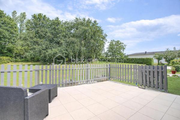 Imaginez-vous…
Dès votre arrivée, une véranda faisant office d'entrée vous accueille. Poussez la porte et découvrez un espace de vie ouvert et chaleureux, où salon et cuisine s’enchaînent naturellement pour des moments conviviaux en famille ou entre amis.

Trois chambres douillettes vous attendent, chacune offrant un cocon de sérénité. La salle d’eau allie modernité et confort  (possibilité d’individualiser les WC pour plus de praticité).
 Et pour répondre à tous vos besoins, une pièce supplémentaire vous laisse libre cours à votre imagination : garage, salle de jeux, bureau, ou même une 4ème chambre…

À l’extérieur, un écrin de nature...
Un terrain clos et arboré de 2700 m² vous offre intimité et espace. Profitez des beaux jours sous l’ombre des arbres, organisez des repas en plein air, ou laissez les enfants s’amuser en toute sécurité. Plusieurs places de stationnement sont disponibles pour vos véhicules et ceux de vos invités.

Un cadre de vie idéal
À seulement 4 km du centre de Périgueux, vous bénéficiez du calme de la campagne tout en restant proche des commodités (écoles, commerces, services). Ici, tout est conçu pour une vie sans contraintes, dans une maison sans étage, adaptée à tous les âges.

Prêt à écrire votre histoire ici ?
Cette maison n’attend plus que vous pour devenir le cœur de vos souvenirs.
Contactez-moi dès aujourd’hui pour une visite et laissez-vous séduire !