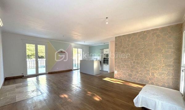 Imaginez-vous…
Dès votre arrivée, une véranda faisant office d'entrée vous accueille. Poussez la porte et découvrez un espace de vie ouvert et chaleureux, où salon et cuisine s’enchaînent naturellement pour des moments conviviaux en famille ou entre amis.

Trois chambres douillettes vous attendent, chacune offrant un cocon de sérénité. La salle d’eau allie modernité et confort  (possibilité d’individualiser les WC pour plus de praticité).
 Et pour répondre à tous vos besoins, une pièce supplémentaire vous laisse libre cours à votre imagination : garage, salle de jeux, bureau, ou même une 4ème chambre…

À l’extérieur, un écrin de nature...
Un terrain clos et arboré de 2700 m² vous offre intimité et espace. Profitez des beaux jours sous l’ombre des arbres, organisez des repas en plein air, ou laissez les enfants s’amuser en toute sécurité. Plusieurs places de stationnement sont disponibles pour vos véhicules et ceux de vos invités.

Un cadre de vie idéal
À seulement 4 km du centre de Périgueux, vous bénéficiez du calme de la campagne tout en restant proche des commodités (écoles, commerces, services). Ici, tout est conçu pour une vie sans contraintes, dans une maison sans étage, adaptée à tous les âges.

Prêt à écrire votre histoire ici ?
Cette maison n’attend plus que vous pour devenir le cœur de vos souvenirs.
Contactez-moi dès aujourd’hui pour une visite et laissez-vous séduire !