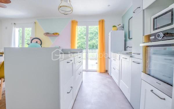 Imaginez-vous…
Dès votre arrivée, une véranda faisant office d'entrée vous accueille. Poussez la porte et découvrez un espace de vie ouvert et chaleureux, où salon et cuisine s’enchaînent naturellement pour des moments conviviaux en famille ou entre amis.

Trois chambres douillettes vous attendent, chacune offrant un cocon de sérénité. La salle d’eau allie modernité et confort  (possibilité d’individualiser les WC pour plus de praticité).
 Et pour répondre à tous vos besoins, une pièce supplémentaire vous laisse libre cours à votre imagination : garage, salle de jeux, bureau, ou même une 4ème chambre…

À l’extérieur, un écrin de nature...
Un terrain clos et arboré de 2700 m² vous offre intimité et espace. Profitez des beaux jours sous l’ombre des arbres, organisez des repas en plein air, ou laissez les enfants s’amuser en toute sécurité. Plusieurs places de stationnement sont disponibles pour vos véhicules et ceux de vos invités.

Un cadre de vie idéal
À seulement 4 km du centre de Périgueux, vous bénéficiez du calme de la campagne tout en restant proche des commodités (écoles, commerces, services). Ici, tout est conçu pour une vie sans contraintes, dans une maison sans étage, adaptée à tous les âges.

Prêt à écrire votre histoire ici ?
Cette maison n’attend plus que vous pour devenir le cœur de vos souvenirs.
Contactez-moi dès aujourd’hui pour une visite et laissez-vous séduire !