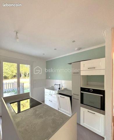 Imaginez-vous…
Dès votre arrivée, une véranda faisant office d'entrée vous accueille. Poussez la porte et découvrez un espace de vie ouvert et chaleureux, où salon et cuisine s’enchaînent naturellement pour des moments conviviaux en famille ou entre amis.

Trois chambres douillettes vous attendent, chacune offrant un cocon de sérénité. La salle d’eau allie modernité et confort  (possibilité d’individualiser les WC pour plus de praticité).
 Et pour répondre à tous vos besoins, une pièce supplémentaire vous laisse libre cours à votre imagination : garage, salle de jeux, bureau, ou même une 4ème chambre…

À l’extérieur, un écrin de nature...
Un terrain clos et arboré de 2700 m² vous offre intimité et espace. Profitez des beaux jours sous l’ombre des arbres, organisez des repas en plein air, ou laissez les enfants s’amuser en toute sécurité. Plusieurs places de stationnement sont disponibles pour vos véhicules et ceux de vos invités.

Un cadre de vie idéal
À seulement 4 km du centre de Périgueux, vous bénéficiez du calme de la campagne tout en restant proche des commodités (écoles, commerces, services). Ici, tout est conçu pour une vie sans contraintes, dans une maison sans étage, adaptée à tous les âges.

Prêt à écrire votre histoire ici ?
Cette maison n’attend plus que vous pour devenir le cœur de vos souvenirs.
Contactez-moi dès aujourd’hui pour une visite et laissez-vous séduire !