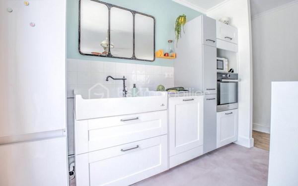 Imaginez-vous…
Dès votre arrivée, une véranda faisant office d'entrée vous accueille. Poussez la porte et découvrez un espace de vie ouvert et chaleureux, où salon et cuisine s’enchaînent naturellement pour des moments conviviaux en famille ou entre amis.

Trois chambres douillettes vous attendent, chacune offrant un cocon de sérénité. La salle d’eau allie modernité et confort  (possibilité d’individualiser les WC pour plus de praticité).
 Et pour répondre à tous vos besoins, une pièce supplémentaire vous laisse libre cours à votre imagination : garage, salle de jeux, bureau, ou même une 4ème chambre…

À l’extérieur, un écrin de nature...
Un terrain clos et arboré de 2700 m² vous offre intimité et espace. Profitez des beaux jours sous l’ombre des arbres, organisez des repas en plein air, ou laissez les enfants s’amuser en toute sécurité. Plusieurs places de stationnement sont disponibles pour vos véhicules et ceux de vos invités.

Un cadre de vie idéal
À seulement 4 km du centre de Périgueux, vous bénéficiez du calme de la campagne tout en restant proche des commodités (écoles, commerces, services). Ici, tout est conçu pour une vie sans contraintes, dans une maison sans étage, adaptée à tous les âges.

Prêt à écrire votre histoire ici ?
Cette maison n’attend plus que vous pour devenir le cœur de vos souvenirs.
Contactez-moi dès aujourd’hui pour une visite et laissez-vous séduire !