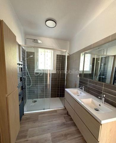 Imaginez-vous…
Dès votre arrivée, une véranda faisant office d'entrée vous accueille. Poussez la porte et découvrez un espace de vie ouvert et chaleureux, où salon et cuisine s’enchaînent naturellement pour des moments conviviaux en famille ou entre amis.

Trois chambres douillettes vous attendent, chacune offrant un cocon de sérénité. La salle d’eau allie modernité et confort  (possibilité d’individualiser les WC pour plus de praticité).
 Et pour répondre à tous vos besoins, une pièce supplémentaire vous laisse libre cours à votre imagination : garage, salle de jeux, bureau, ou même une 4ème chambre…

À l’extérieur, un écrin de nature...
Un terrain clos et arboré de 2700 m² vous offre intimité et espace. Profitez des beaux jours sous l’ombre des arbres, organisez des repas en plein air, ou laissez les enfants s’amuser en toute sécurité. Plusieurs places de stationnement sont disponibles pour vos véhicules et ceux de vos invités.

Un cadre de vie idéal
À seulement 4 km du centre de Périgueux, vous bénéficiez du calme de la campagne tout en restant proche des commodités (écoles, commerces, services). Ici, tout est conçu pour une vie sans contraintes, dans une maison sans étage, adaptée à tous les âges.

Prêt à écrire votre histoire ici ?
Cette maison n’attend plus que vous pour devenir le cœur de vos souvenirs.
Contactez-moi dès aujourd’hui pour une visite et laissez-vous séduire !