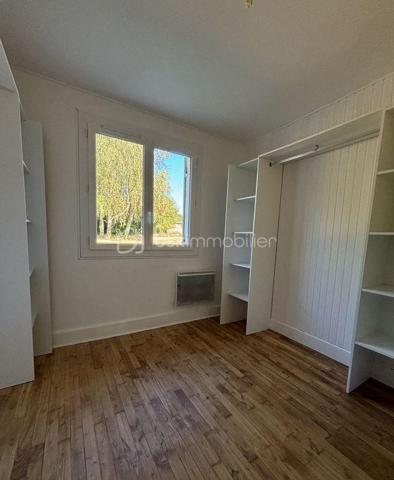 Imaginez-vous…
Dès votre arrivée, une véranda faisant office d'entrée vous accueille. Poussez la porte et découvrez un espace de vie ouvert et chaleureux, où salon et cuisine s’enchaînent naturellement pour des moments conviviaux en famille ou entre amis.

Trois chambres douillettes vous attendent, chacune offrant un cocon de sérénité. La salle d’eau allie modernité et confort  (possibilité d’individualiser les WC pour plus de praticité).
 Et pour répondre à tous vos besoins, une pièce supplémentaire vous laisse libre cours à votre imagination : garage, salle de jeux, bureau, ou même une 4ème chambre…

À l’extérieur, un écrin de nature...
Un terrain clos et arboré de 2700 m² vous offre intimité et espace. Profitez des beaux jours sous l’ombre des arbres, organisez des repas en plein air, ou laissez les enfants s’amuser en toute sécurité. Plusieurs places de stationnement sont disponibles pour vos véhicules et ceux de vos invités.

Un cadre de vie idéal
À seulement 4 km du centre de Périgueux, vous bénéficiez du calme de la campagne tout en restant proche des commodités (écoles, commerces, services). Ici, tout est conçu pour une vie sans contraintes, dans une maison sans étage, adaptée à tous les âges.

Prêt à écrire votre histoire ici ?
Cette maison n’attend plus que vous pour devenir le cœur de vos souvenirs.
Contactez-moi dès aujourd’hui pour une visite et laissez-vous séduire !