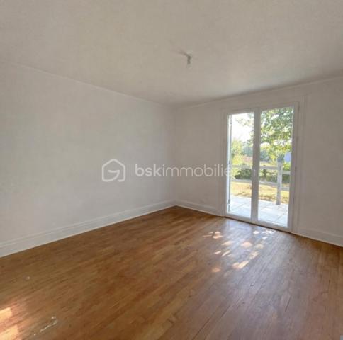 Imaginez-vous…
Dès votre arrivée, une véranda faisant office d'entrée vous accueille. Poussez la porte et découvrez un espace de vie ouvert et chaleureux, où salon et cuisine s’enchaînent naturellement pour des moments conviviaux en famille ou entre amis.

Trois chambres douillettes vous attendent, chacune offrant un cocon de sérénité. La salle d’eau allie modernité et confort  (possibilité d’individualiser les WC pour plus de praticité).
 Et pour répondre à tous vos besoins, une pièce supplémentaire vous laisse libre cours à votre imagination : garage, salle de jeux, bureau, ou même une 4ème chambre…

À l’extérieur, un écrin de nature...
Un terrain clos et arboré de 2700 m² vous offre intimité et espace. Profitez des beaux jours sous l’ombre des arbres, organisez des repas en plein air, ou laissez les enfants s’amuser en toute sécurité. Plusieurs places de stationnement sont disponibles pour vos véhicules et ceux de vos invités.

Un cadre de vie idéal
À seulement 4 km du centre de Périgueux, vous bénéficiez du calme de la campagne tout en restant proche des commodités (écoles, commerces, services). Ici, tout est conçu pour une vie sans contraintes, dans une maison sans étage, adaptée à tous les âges.

Prêt à écrire votre histoire ici ?
Cette maison n’attend plus que vous pour devenir le cœur de vos souvenirs.
Contactez-moi dès aujourd’hui pour une visite et laissez-vous séduire !