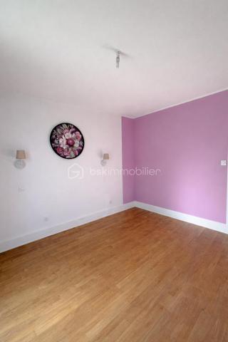 Imaginez-vous…
Dès votre arrivée, une véranda faisant office d'entrée vous accueille. Poussez la porte et découvrez un espace de vie ouvert et chaleureux, où salon et cuisine s’enchaînent naturellement pour des moments conviviaux en famille ou entre amis.

Trois chambres douillettes vous attendent, chacune offrant un cocon de sérénité. La salle d’eau allie modernité et confort  (possibilité d’individualiser les WC pour plus de praticité).
 Et pour répondre à tous vos besoins, une pièce supplémentaire vous laisse libre cours à votre imagination : garage, salle de jeux, bureau, ou même une 4ème chambre…

À l’extérieur, un écrin de nature...
Un terrain clos et arboré de 2700 m² vous offre intimité et espace. Profitez des beaux jours sous l’ombre des arbres, organisez des repas en plein air, ou laissez les enfants s’amuser en toute sécurité. Plusieurs places de stationnement sont disponibles pour vos véhicules et ceux de vos invités.

Un cadre de vie idéal
À seulement 4 km du centre de Périgueux, vous bénéficiez du calme de la campagne tout en restant proche des commodités (écoles, commerces, services). Ici, tout est conçu pour une vie sans contraintes, dans une maison sans étage, adaptée à tous les âges.

Prêt à écrire votre histoire ici ?
Cette maison n’attend plus que vous pour devenir le cœur de vos souvenirs.
Contactez-moi dès aujourd’hui pour une visite et laissez-vous séduire !