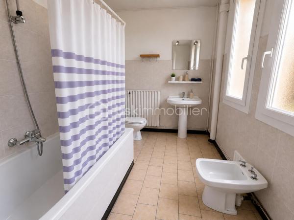 Ancien hôtel réaménagé en chambres d'hôtes et gîtes, cet ensemble immobilier offre une importante capacité d'accueil et de nombreuses possibilités d'exploitation.

Il comprend plusieurs chambres, appartements et gîtes indépendants, la plupart équipés de leur salle d'eau privative, ainsi que de beaux espaces communs : salon, réception, salle à manger avec espace bar, cuisines équipées, buanderie et grande terrasse. Le sous-sol dispose de nombreux espaces de stockage ainsi que d'un local commercial avec bureau et pièces annexes.

À l'extérieur, vous profiterez d'un grand parking privatif, d'un jardin, de plusieurs terrasses et d'une maisonnette de stockage.

Une partie du deuxième étage reste à rénover, offrant un potentiel supplémentaire pour augmenter la capacité d'accueil ou adapter les lieux à votre projet.

Grâce à sa configuration, ce bien conviendra parfaitement à une activité d'hôtel, de chambres d'hôtes, de gîtes ou de location touristique. Il se prête particulièrement à la création d'un hôtel d'étape, avec la possibilité d'habiter sur place tout en exploitant l'activité. Sa conception permet une gestion familiale ou en couple, idéale pour un projet de reconversion ou de développement professionnel.

Une opportunité rare pour les investisseurs et les porteurs de projets à la recherche d'un établissement clé pour développer une activité touristique.