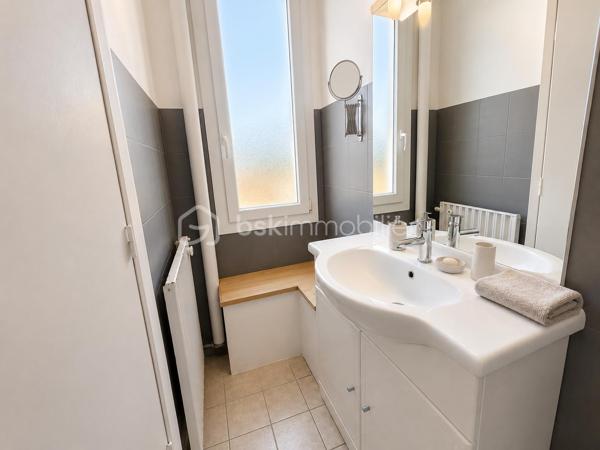 Ancien hôtel réaménagé en chambres d'hôtes et gîtes, cet ensemble immobilier offre une importante capacité d'accueil et de nombreuses possibilités d'exploitation.

Il comprend plusieurs chambres, appartements et gîtes indépendants, la plupart équipés de leur salle d'eau privative, ainsi que de beaux espaces communs : salon, réception, salle à manger avec espace bar, cuisines équipées, buanderie et grande terrasse. Le sous-sol dispose de nombreux espaces de stockage ainsi que d'un local commercial avec bureau et pièces annexes.

À l'extérieur, vous profiterez d'un grand parking privatif, d'un jardin, de plusieurs terrasses et d'une maisonnette de stockage.

Une partie du deuxième étage reste à rénover, offrant un potentiel supplémentaire pour augmenter la capacité d'accueil ou adapter les lieux à votre projet.

Grâce à sa configuration, ce bien conviendra parfaitement à une activité d'hôtel, de chambres d'hôtes, de gîtes ou de location touristique. Il se prête particulièrement à la création d'un hôtel d'étape, avec la possibilité d'habiter sur place tout en exploitant l'activité. Sa conception permet une gestion familiale ou en couple, idéale pour un projet de reconversion ou de développement professionnel.

Une opportunité rare pour les investisseurs et les porteurs de projets à la recherche d'un établissement clé pour développer une activité touristique.